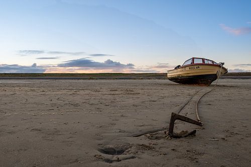 Schip op het lege strand
