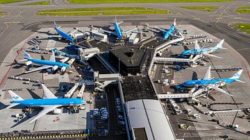 Grote KLM vliegtuigen aan de gate op Schiphol van Jeffrey Schaefer