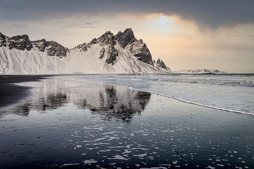 Vestrahorn reflectie op het strand van Anita Loos