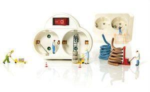 Miniaturen, die an der Elektrizität arbeiten