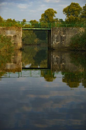 Spiegelbeeld in het water van het Brugtje van Sint Jan Biesbosch