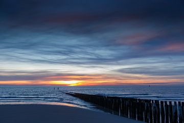 Zonsondergang aan de kust van Zoutelande Zeeland van Menno Schaefer