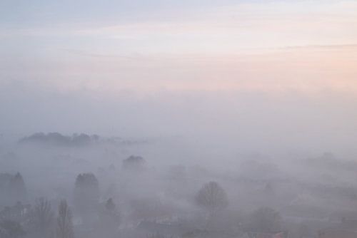 Morgennebel bei Arnheim in Richtung Velp bei Sonnenaufgang von Peter Apers