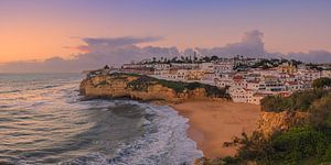 Panorama eines Sonnenuntergangs in Carvoeiro, Portugal