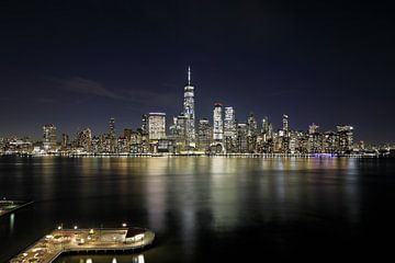 NYC Skyline At Night van Wilma van den Bosch