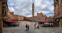 Siena - Piazza del Campo op een mooie lente ochtend van Teun Ruijters thumbnail