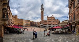 Siena - Piazza del Campo op een mooie lente ochtend