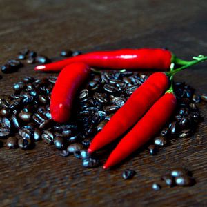Grains de café frais et piment rouge fort
