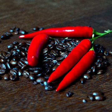 Verse koffiebonen en rode hete chilipeper van Silva Wischeropp