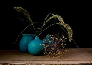 Stilleben mit blauen Vasen, Kornähren und Zwiebelkugel