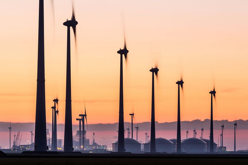 Windturbines en industrie Eemshaven van Jurjen Veerman