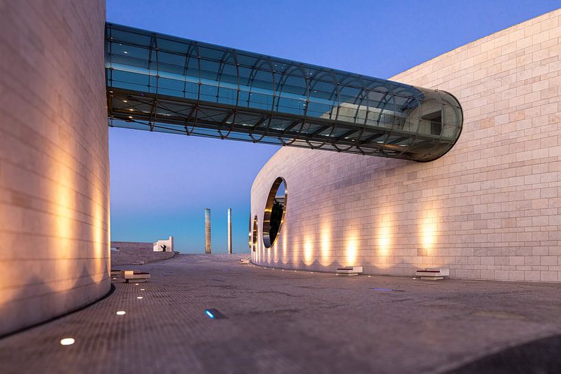 Glazen buis als brug van Tilo Grellmann