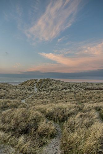 Zonsondergang op Terschelling vanuit de duinen gefotografeerd