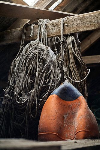 Rustieke foto van oude vissers uit met touw and boei op Godøy, Ålesund, Noorwegen