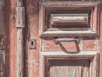 Alte Tür mit rostigem Schloss in Griechenland von Art By Dominic