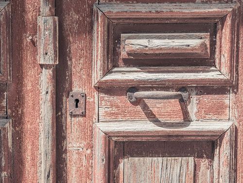 Vieille porte avec serrure rouillée en Grèce