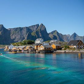 Un fjord coloré dans les Lofoten, en Norvège. sur Elles van der Veen