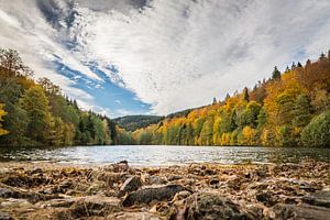 Herfstbeeld aan een meertje