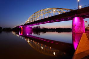 John Frost Brücke über den Niederrhein bei Arnheim am Abend von Merijn van der Vliet