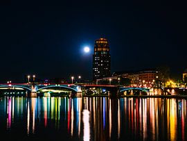 Frankfurt bij nacht met brug