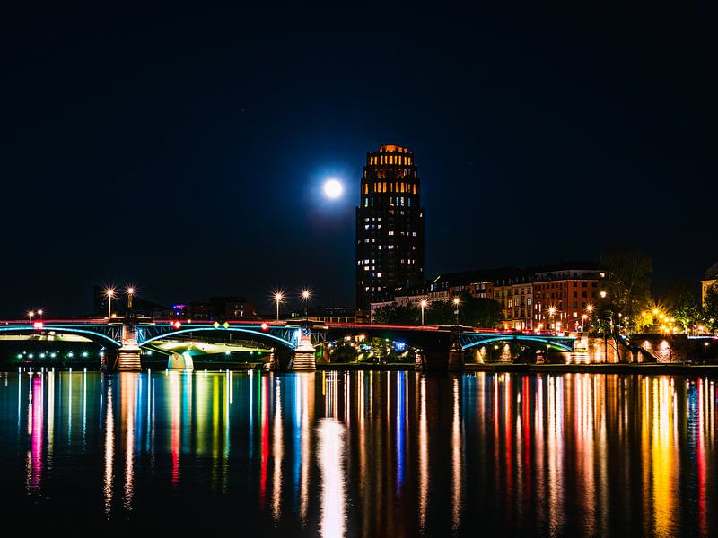 Frankfurt bij nacht met brug van Mustafa Kurnaz