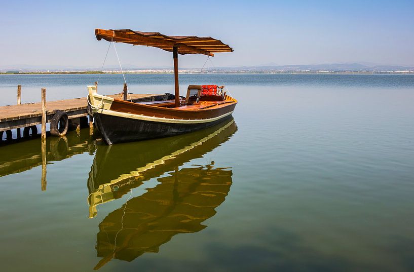 Excursieboot bij een meer in het zuiden van Spanje van Frank Herrmann