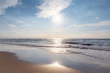 Zonsondergang op het strand van Nederland van Evelien Oerlemans