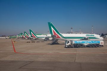 Vliegtuigen van Alitalia op de luchthaven in Milaan
