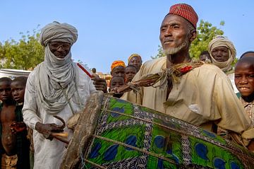 muzikanten langs de straat in Niger van Hans Hut