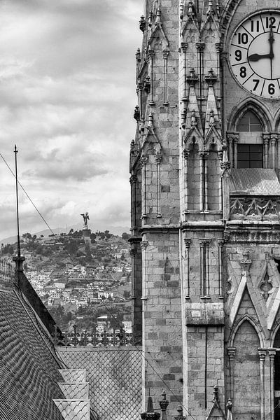 Basílica del Voto Nacional & El Panecillo van Bart Hendrix