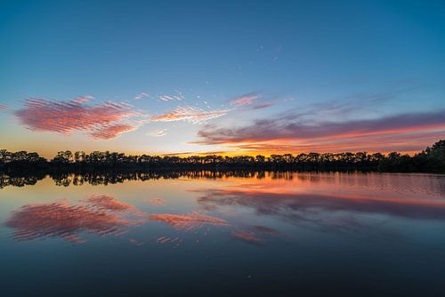 mooi stil water tijdens de zonsondergang.