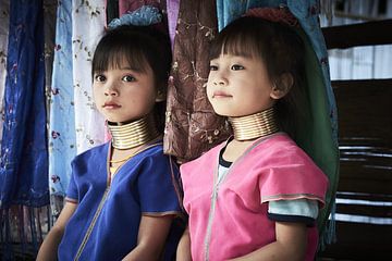 2 langhalsige Mädchen in Myanmar von Karel Ham
