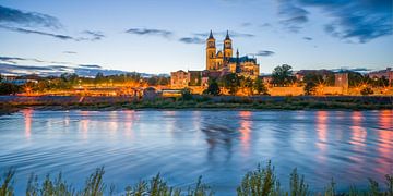 Uitzicht over de Elbe naar Maagdenburg bij nacht van t.ART