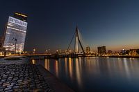 Erasmusbrug by night in het blauwe uurtje na zonsondergang