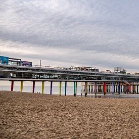 Strand van Scheveningen met het reuzenrad op de achtergrond, Geen mensen in beeld winterse dag van Linda van der Meer