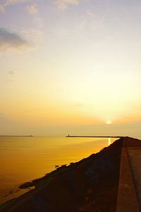 Pier bij Wijk aan Zee, zonsondergang van Ernst van Voorst