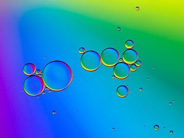 Kleurrijke druppels olie op water van Lucille Advocaat