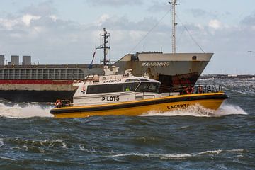 Boeg aan boeg de loodstender gaat terug naar de haven IJmuiden. van scheepskijkerhavenfotografie