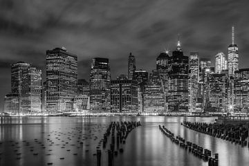 NEW YORK CITY Monochrome Impression bei Nacht von Melanie Viola