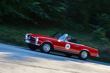 Mercedes 230 SL Pagode op de heuvel - Eggberg Klassik 2019 -... van Ingo Laue