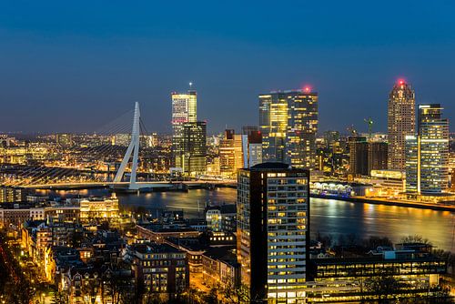 Panorama Rotterdam nachtopname Nieuwe Maas