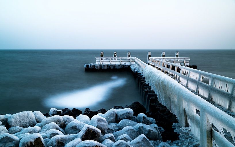 Bevroren pier van Steven Groothuismink