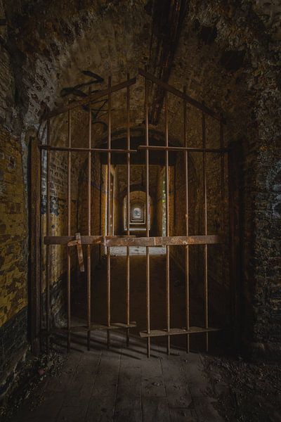 An abandoned urbex prison in color von Steven Dijkshoorn