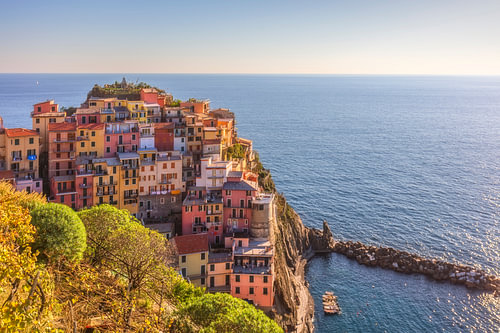 Blick aus der Vogelperspektive auf das Dorf Manarola, Cinque Terre, Italien