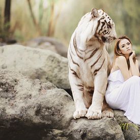 Witte tijger met mooie vrouw