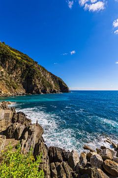 View of the Mediterranean coast in Riomaggiore in Italy by Rico Ködder