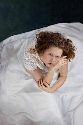 Fijngevoelig portret van vrouw in witte trouwjurk – poëtische fine art fotografie