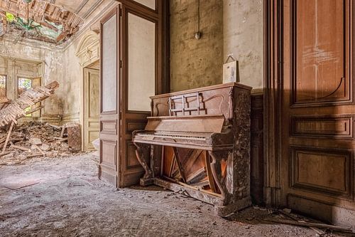 Vergeten piano's in een verlaten Frans kasteel