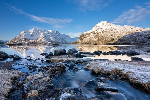 Spiegeling op een meer op de Lofoten van Aimee Doornbos