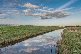 Graben am Sondeler Schiefer mit gespiegelten Wolken